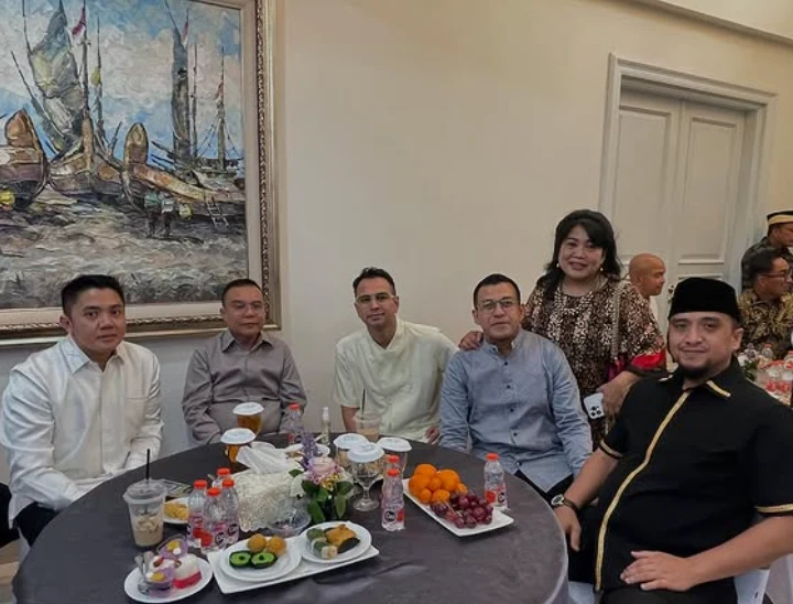 Thopaz bersama para tamu duduk mengelilingi meja pada halalbihalal di Jakarta.