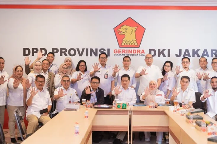 Peserta berkemeja putih berfoto bersama di ruangan DPD Gerindra DKI Jakarta.